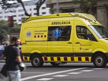 Una ambulancia del SEM, en una foto de archivo. En vídeo, reacciones de los vecinos al accidente.