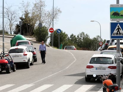 Una señal avisa del peligro de jabalíes al noroeste de Madrid. En vídeo, varias manadas se pasean por Torrelodones.