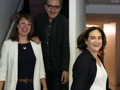 Ada Colau, alcaldesa en funciones de Barcelona, junto a los miembros de su formación Janet Sanz y Joan Subirats. En vídeo, declaraciones de Colau.