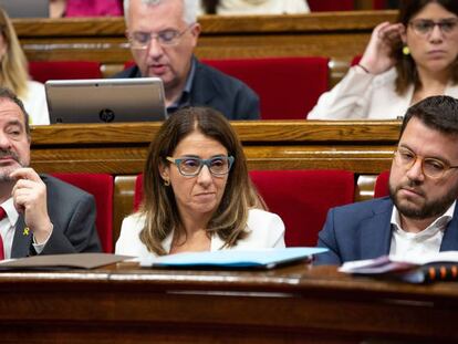 La portavoz del Gobierno catalán, Meritxell Budó (centro) en el pleno del Parlament