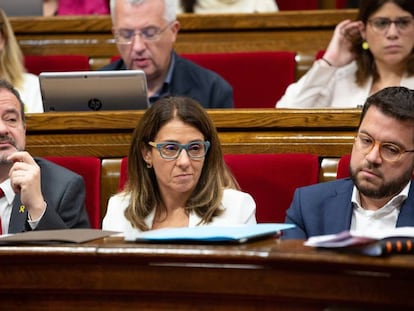 La portavoz del Gobierno catalán, Meritxell Budó (centro) en el pleno del Parlament