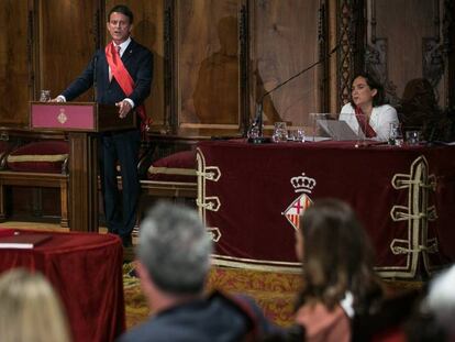 Manuel Valls, durante el acto de investidura de Ada Colau como alcaldesa de Barcelona, se dirige al concejal de Junts per Catalunya Joaquim Forn. En vídeo, el discurso de Valls de este sábado.