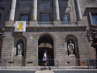 La pancarta con el lazo amarillo colgada este lunes en el Ayuntamiento de Barcelona.