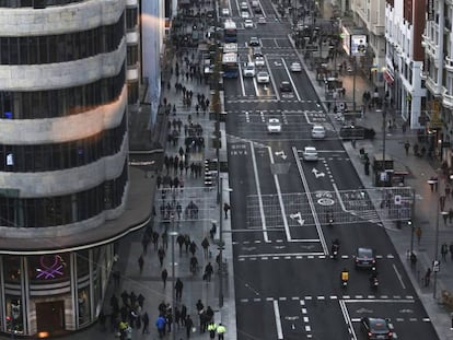 Vista aérea de la Gran Vía de Madrid. En vídeo, declaraciones del alcalde de Madrid, José Luis Martínez-Almeida.