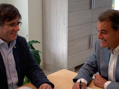 Carles Puigdemont (izq.) y Artur Mas, en una reunión en Waterloo. En vídeo, las declaraciones de Mas en Catalunya Ràdio.