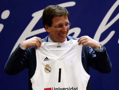 José Luis Martínez-Almeida, alcalde de Madrid, posa con la camiseta del Real Madrid Baloncesto en el Ayuntamiento de Madrid, el sábado. En vídeo, Madrid Central abre sus calles a la contaminación.