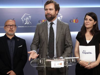 El portavoz de Vox, Iván Espinosa de los Monteros, en una rueda de prensa en el Congreso.