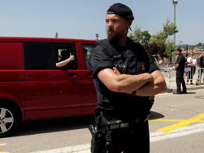 Uno de los presos saluda a los simpatizantes independentistas concentrados ante la prisión. En vídeo, la llegada de los políticos a la prisión de Lledoners.