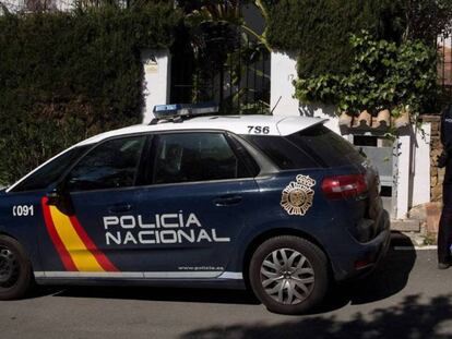 Dos policías nacionales junto a un coche patrulla, en una imagen de archivo. En vídeo, la crónica del suceso.