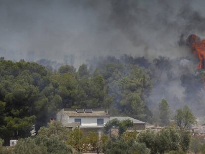 Vista del incendio en la zona del Ebro, en Tarragona.