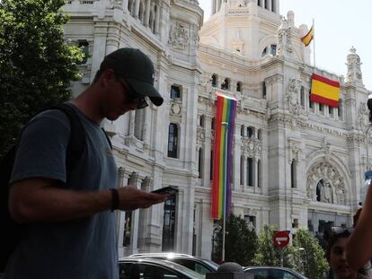 Fachada del Ayuntamiento de Madrid con la bandera del Orgullo colgada en un lateral en lugar de donde solía estar.