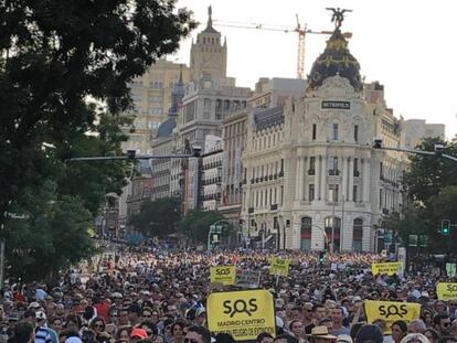 Miles de personas, este sábado en la manifestación en Madrid Central en la calle de Alcalá. En vídeo, imágenes de la manifestación.