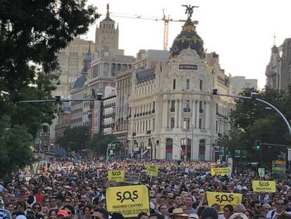 Miles de personas, este sábado en la manifestación en Madrid Central en la calle de Alcalá. En vídeo, imágenes de la manifestación.