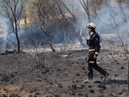 Uno de los efectivos trabajando en las tareas de extinción del incendio en Cenicientos, Madrid. En vídeo, imágenes de las labores de extinción.