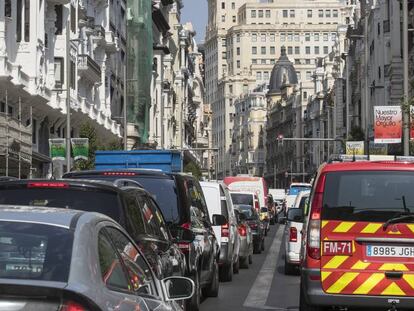 Atasco en Gran Vía en el primer día sin multas en Madrid Central. En vídeo: El centro de Madrid se abre al tráfico y a la contaminación.