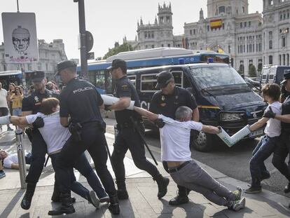 Un grupo de activistas de Greenpeace han cortado el acceso de vehículos a Madrid Central en la calle Alcalá.