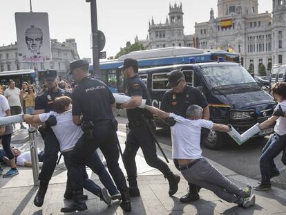 Un grupo de activistas de Greenpeace han cortado el acceso de vehículos a Madrid Central en la calle Alcalá.