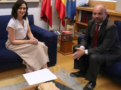 La candidata del PP a la Comunidad, Isabel Díaz Ayuso, durante su reunión con el presidente de la Asamblea, Juan Trinidad, ayer. En vídeo, la comparecencia posterior de Ayuso.