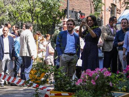 José Luis Martínez Almeida y Begoña Villacís observan la retirada de maceteros de la calle Galileo. En vídeo, declaraciones de Almeida tras la retirada de las jardineras.