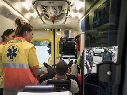 EL PAÍS passa una jornada a bord d'una ambulància del SEM.