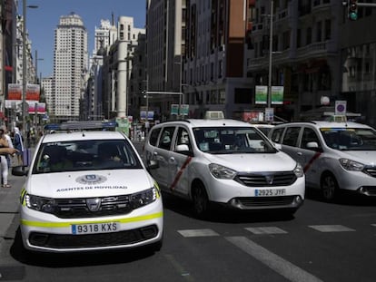 Agentes de movilidad en Madrid Central, este sábado. En vídeo, el ayuntamiento tendrá que multar por Madrid Central.