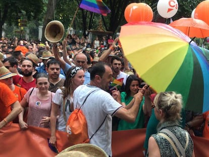 Un miembro del equipo de Ciudadanos, con un paraguas delante de Inés Arrimadas. En vídeo, políticos de Ciudadanos desfilan en la marcha del Orgullo LGTBI entre insultos y abucheos de varios asistentes.