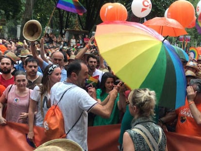 En foto: miembros de Ciudadanos se protegen con un paragüas durante la manifestación del Orgullo 2019 de Madrid, este sábado. En vídeo: declaraciones de los representantes de Ciudadanos.