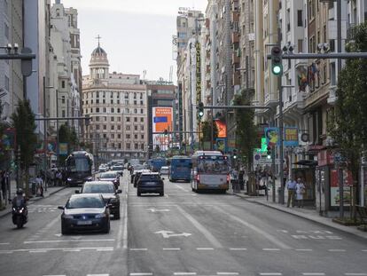 Vista de la Gran Vía de Madrid, en el interior de Madrid Central, este lunes. En vídeo, vuelven las multas a Madrid Central.