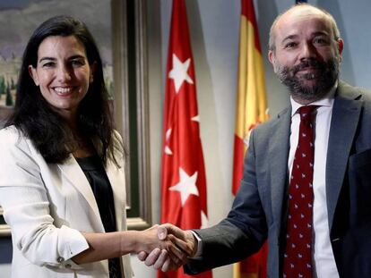 El presidente de la Asamblea de Madrid, Juan Trinidad, y la candidata de Vox en la Comunidad de Madrid, Rocío Monasterio.