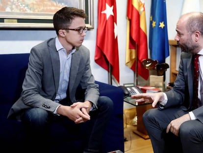 El presidente de la Asamblea de Madrid, Juan Trinidad (d), y candidato de Más Madrid a la presidencia de la Comunidad, Íñigo Errejón (i), durante la reunión.