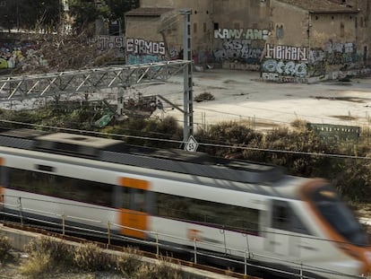Un tren de Rodalies circula en la calle del Clot de Barcelona.
