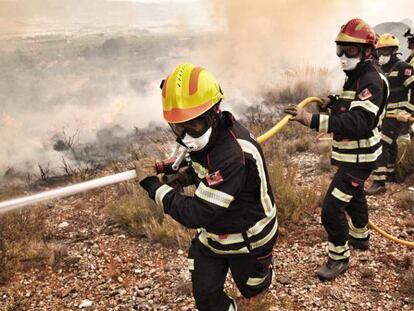 Bomberos en el incendio de Beneixama (Alicante). En vídeo, estabilizado el incendio de Beneixama.