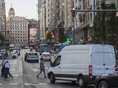 Tráfico en Gran Vía, dentro de la zona de bajas emisiones de Madrid Central. En vídeo, Madrid Central se mantiene.