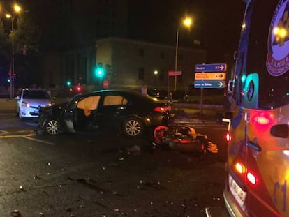 Estado en el que han quedado el turismo y la moto tras chocar en la plaza de San Juan de la Cruz. En vídeo, mueren dos hombres de 23 y 45 años en dos accidentes de moto en Madrid.