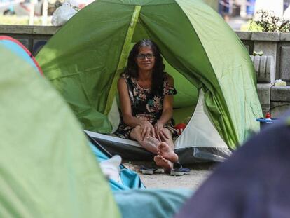 Una persona sin techo en el campamento del paseo del Prado. En vídeo, declaraciones de algunos de los residentes de la acampada.