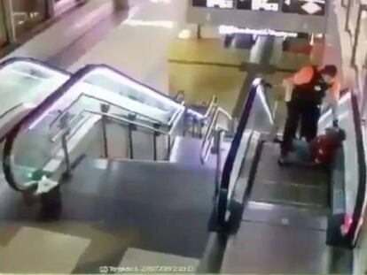 Momento de la agresión en el intercambiador de Avenida de América. En vídeo, las imágenes que grabó la cámara de seguridad.