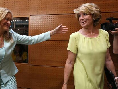 Las expresidentas de la Comunidad de Madrid Esperanza Aguirre (derecha) y Cristina Cifuentes. En vídeo, Anticorrupción pide imputar a Aguirre y a Cifuentes por la financiación ilegal del PP de Madrid.