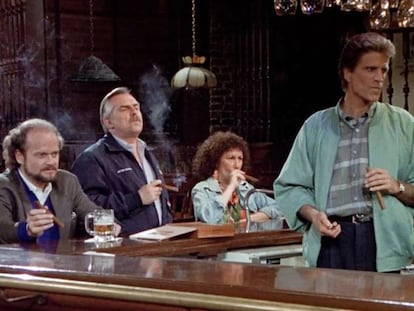 Frasier, Cliff, Carla y Sam en Cheers, fumando tranquilamente (eran otros tiempos). En vídeo, la introducción de la serie.