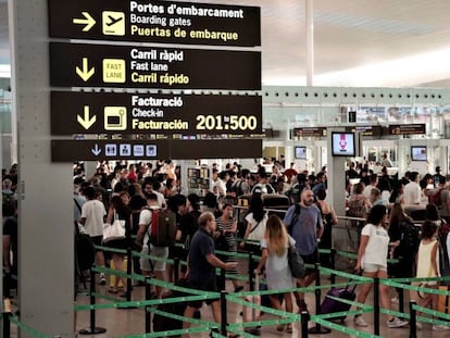 Colas habituales en el Prat, este viernes por la mañana.