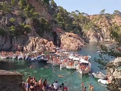 Una fiesta convocada como 'Paella Party' en Cala Masoni, en Cap Roig (Girona).