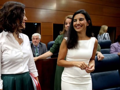 Isabel Díaz Ayuso y Rocío Monasterio, este miércoles en la Asamblea de Madrid. En vídeo, los momentos más destacados de la sesión.