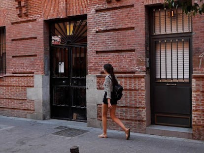 Vivienda donde ha sido hallado el cadáver, en el distrito de Tetuán, en Madrid.