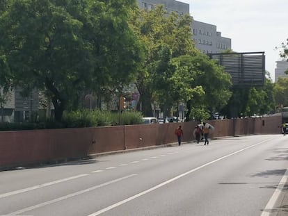 Manteros huyendo de la Guardia Urbana en la Ronda Litoral.