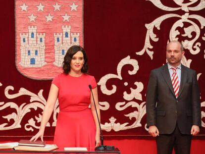 En foto, la popular Isabel Díaz Ayuso (i) antes de tomar posesión como presidenta de la Comunidad de Madrid en un acto celebrado este lunes en la Real Casa de Correos, sede del gobierno regional. En vídeo, declaraciones durante el evento.