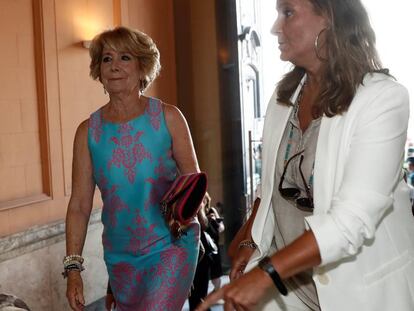 La expresidenta de la Comunidad de Madrid, Esperanza Aguirre (en el centro), a su llegada este lunes a la Real Casa de Correos de Madrid. En vídeo, Aguirre defiende su inocencia en el 'caso Púnica'.