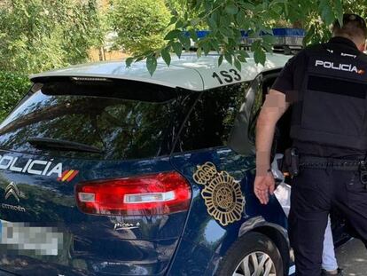 En foto, un agente de la policía tras una detención. En vídeo, imágenes de cómo actuaba la banda.
