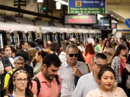 En foto, viajeros del Metro de Madrid este miércoles en la estación de Legazpi, en el distrito de Arganzuela (Madrid). En vídeo, Ángel Garrido informa de la incorporación de nuevos maquinistas y trenes a Metro.