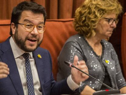 En foto, el vicepresidente de Economía, Pere Aragonès, en el Parlament. En vídeo, Pere Aragonès dice que demandará al Ejecutivo de Sánchez.