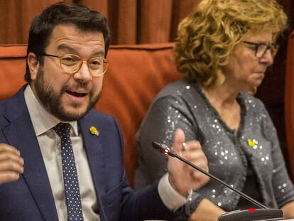 En foto, el vicepresidente de Economía, Pere Aragonès, en el Parlament. En vídeo, Pere Aragonès dice que demandará al Ejecutivo de Sánchez.