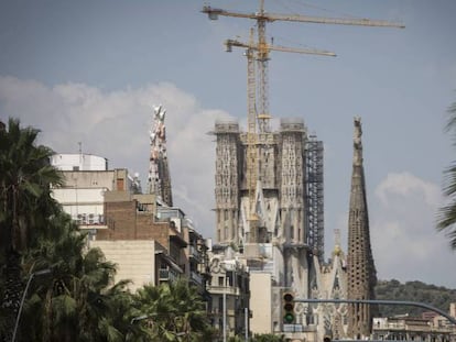 A Sagrada Família, nesta quinta-feira, vista desde a rua Marinha. Em vídeo, recriação de como ficará a Torre de Jesucristo.